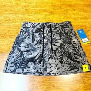 NWT! Speedo Black & Gray Leaf Print Swim Skort Skirt w/ pockets. Size Small